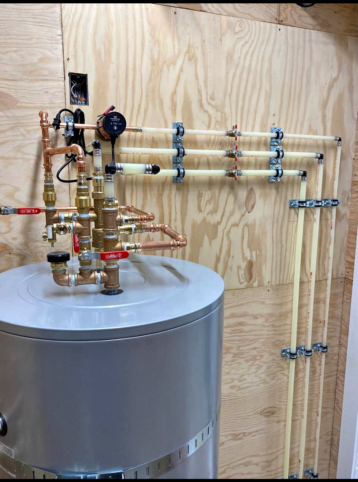 Hot water tank with PEX manifold and recirculation pump